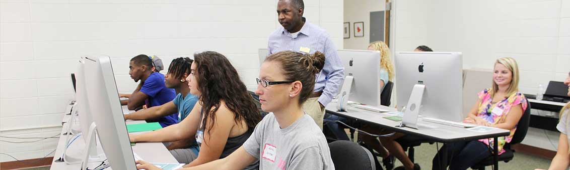 students in computer lab earning associate degrees